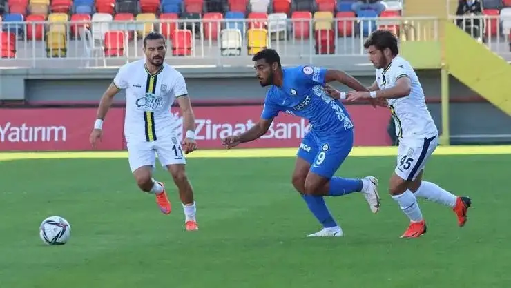 أحمد ياسر ريان ينفي طلبه اللعب أساسيا في الأهلي