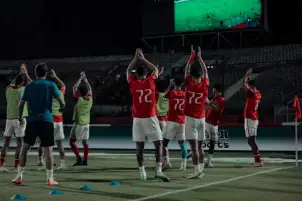 جماهير الأهلي تساند اللاعبين قبل مواجهة إنبي