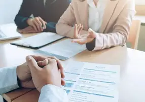 لماذا تطلب الشركات في إعلانات التوظيف موظفين أقل من 30 عاما؟