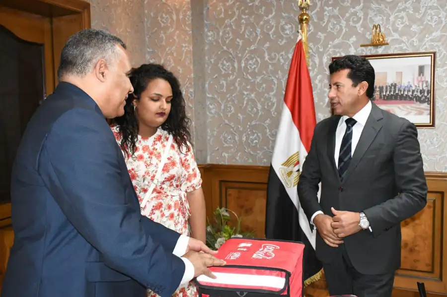 وزير الرياضة يكرم فتاة دليفري الإسكندرية ويهديها دراجة مجانية