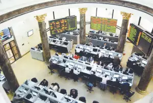 البورصة المصرية تفتتح جلسة الأحد على أداء متباين وسط اتجاه بيعي للمصريين والأجانب