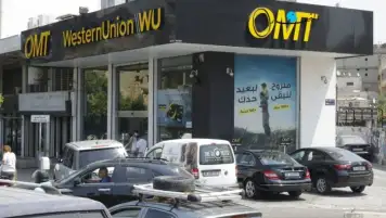 اللبنانيون يستبدلون المصارف بمكاتب التحويلات المالية