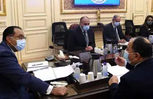 مدبولي يستعرض إجراءات توفير التمويل اللازم للسلع وبرامج الحماية الاجتماعية