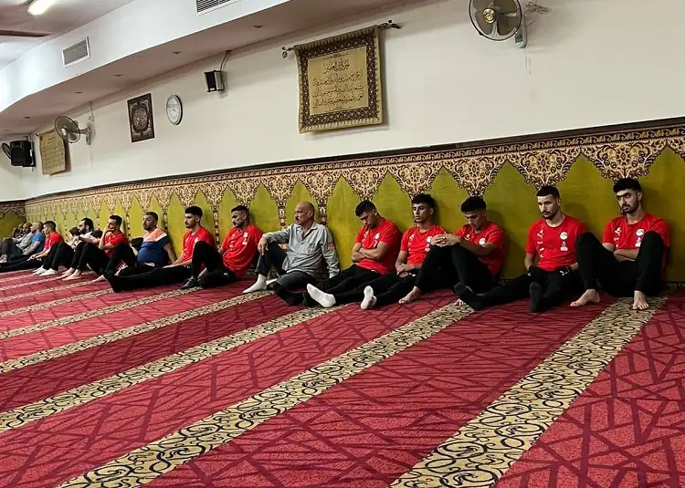 لاعبو المنتخب الأوليمبي يؤدون صلاة الجمعة فى معسكرهم بالإسكندرية