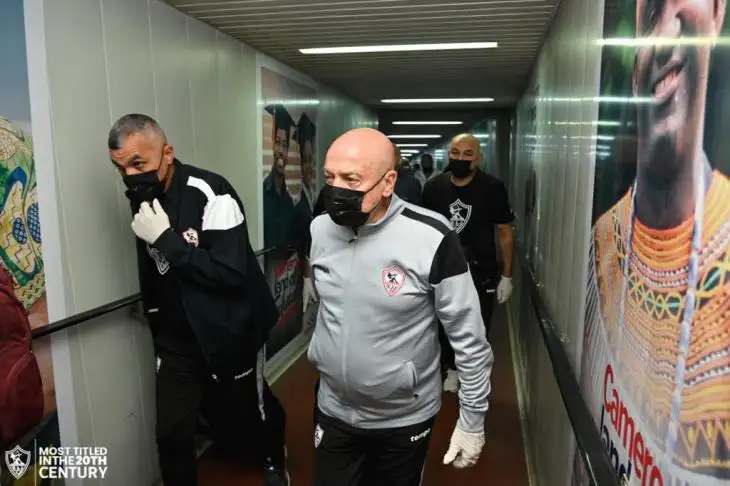 رئيس الزمالك يطمئن على بعثة الفريق في الكاميرون