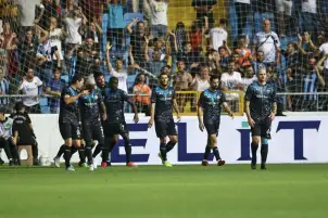أضنة دمير يتصدر الدوري التركي بثلاثية في شباك أنطاليا سبور