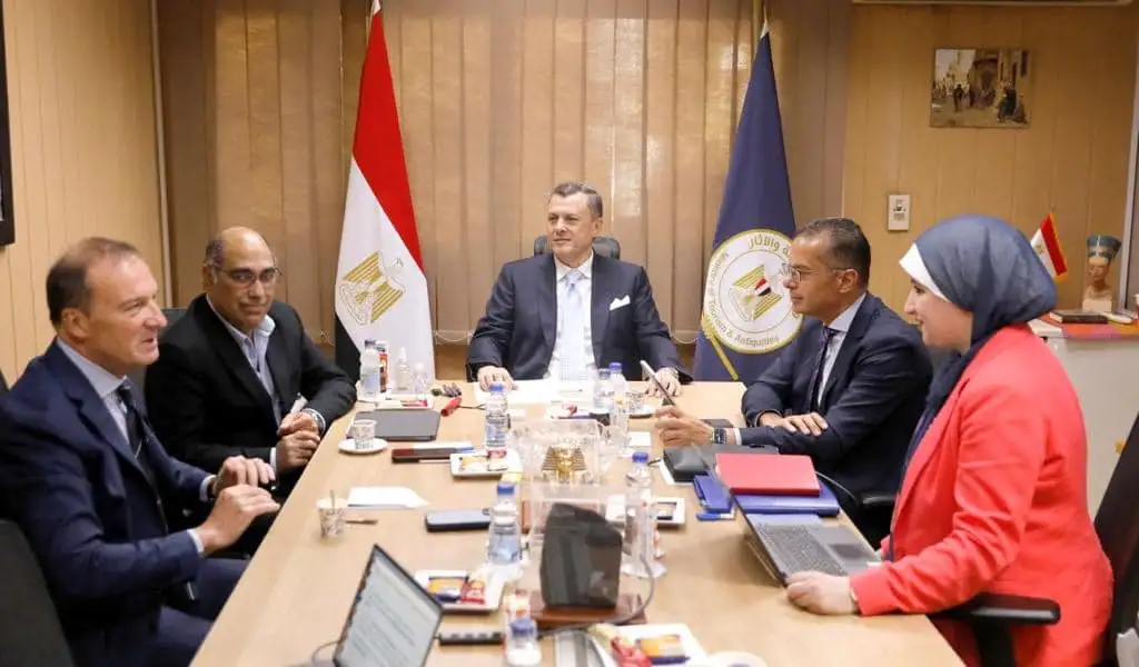 وزير الآثار يلتقي مسئولي بيت الخبرة الإيطالي المكلف بتحديث استراتيجية السياحة