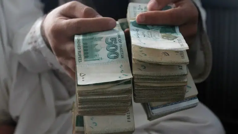الروبية الباكستانية تتراجع قرب أدنى مستوى على الإطلاق