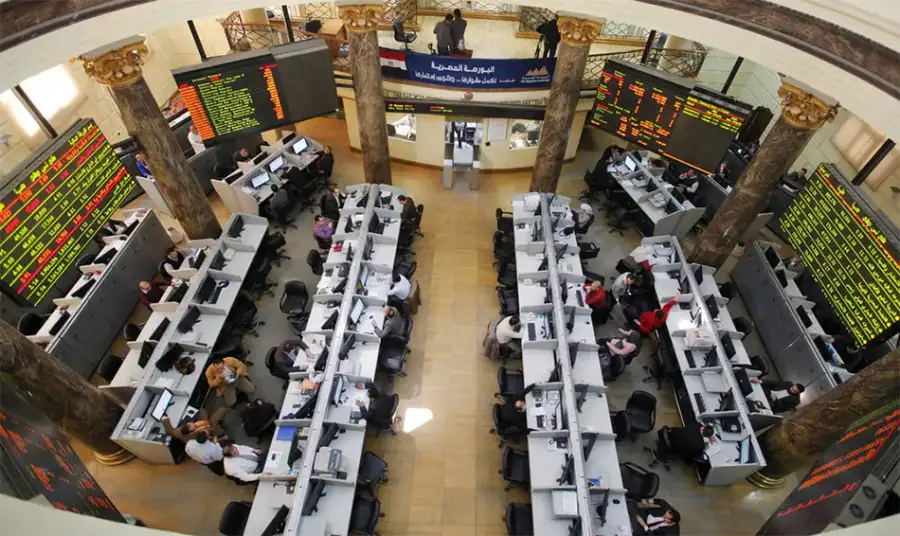 البورصة تغلق على تباين للمؤشرات ترقبًا لقرار «المركزي» بشأن أسعار الفائدة