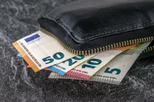 سعر اليورو اليوم الإثنين في البنوك ببداية التعاملات مقابل الجنيه المصري