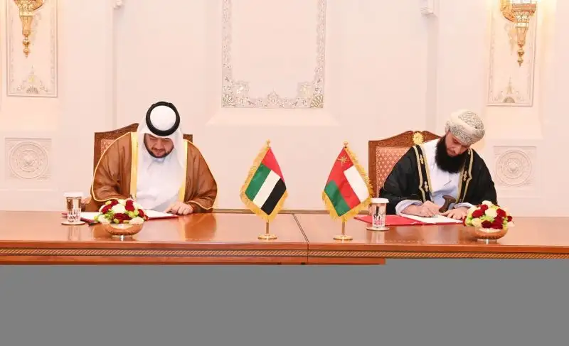 اتفاقيات بين جهاز الاستثمار العماني والقابضة الإماراتية بأكثر من 5 مليارات ريال عماني