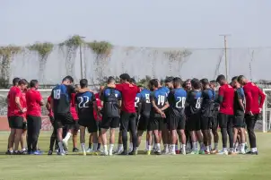 تدريبات استشفائية للاعبي الأهلي في المران الصباحي