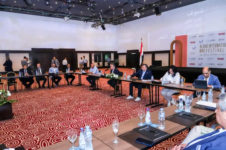 وزير السياحة ومحافظ البحر الأحمر يعقدان اجتماعا مع مستثمري السياحة