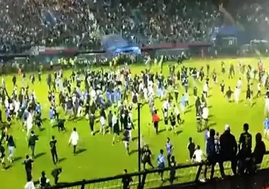 إندونيسيا تشكل فريقا للتحقيق في حادث تدافع مميت بملعب لكرة القدم