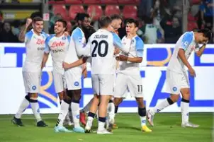 نابولي يفوز على كريمونيزي ويتصدر الدوري الإيطالي