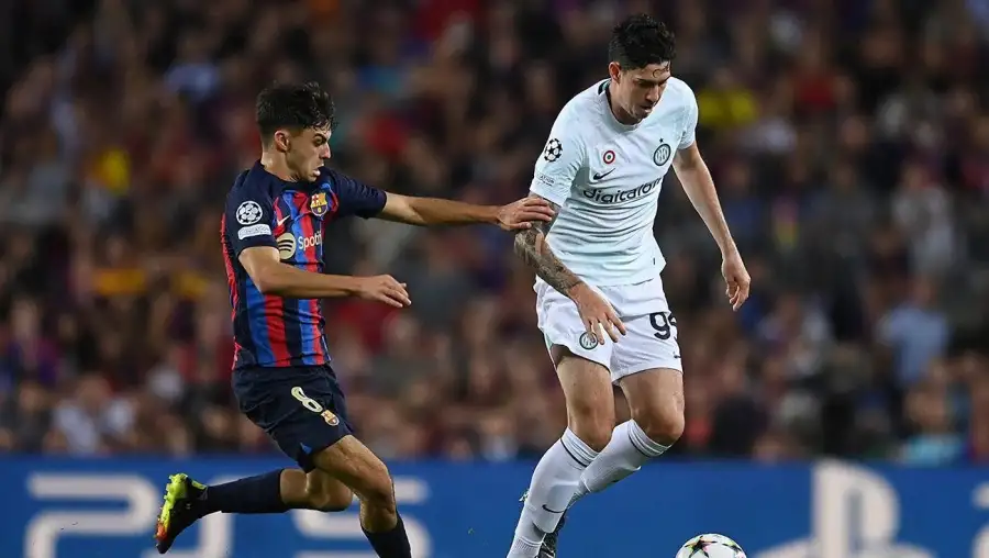 لاعب الإنتر يسخر من برشلونة بعد التعادل في الكامب نو