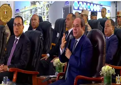 الرئيس السيسي مشجعا القطاع الخاص: شركة واحدة يمكنها العمل بالرمال السوداء لـ400 سنة
