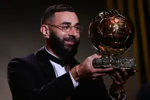 أنشيلوتي يطالب بنزيما بالتتويج بالكرة الذهبية للمرة الثانية على التوالي