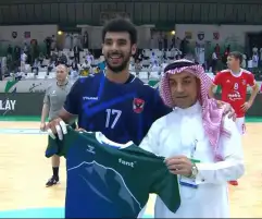 كرة اليد.. خيري يفوز بجائزة أفضل لاعب في مباراة الأهلي وبنفيكا