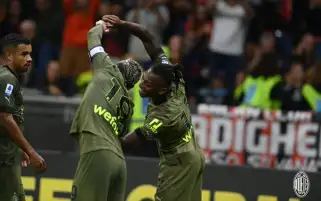ميلان يقسو على مونزا ويقاسم نابولي صدارة الدوري الإيطالي