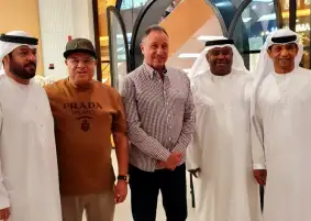 الخطيب يهدي درع وعلم الأهلي لرئيس مجلس الشارقة الرياضي