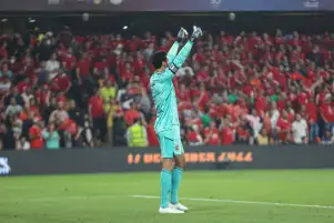 الأهلي محتفيا بتألق الشناوي في السوبر: السد المنيع