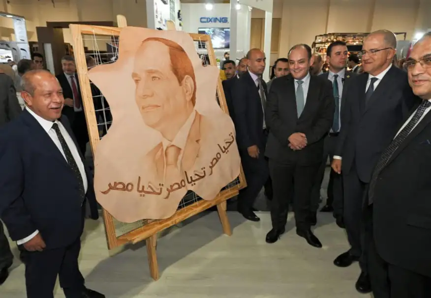 وزير التجارة والصناعة يتفقد أجنحة المعرض الدولي الأول للصناعة