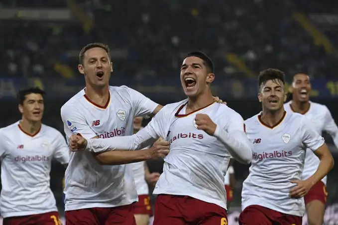 روما يقتنص فوزا مثيرا من فيرونا ويقتحم المربع الذهبي بالدوري الإيطالي