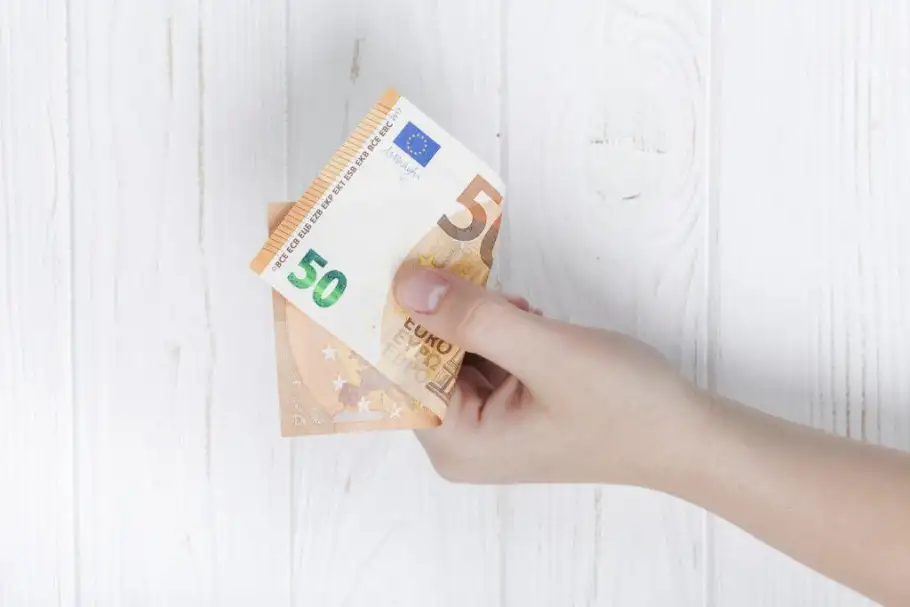 سعر اليورو اليوم مقابل الجنيه المصري في بداية تعاملات الأربعاء البنكية