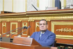 وزير التنمية المحلية يستعرض جهود الوزارة في تنظيم الأسواق والمواقف وساحات الانتظار