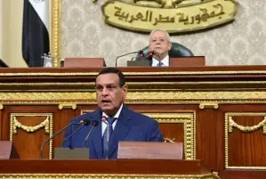وزير التنمية المحلية يستعرض جهود الوزارة في تنظيم أماكن انتظار المركبات بالشوارع