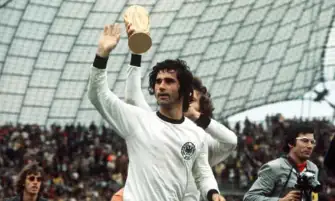 إزاحة الستار عن تمثال لمهاجم منتخب ألمانيا السابق في مسقط رأسه