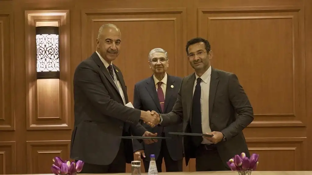 اتصالات من &e توقع مذكرة تفاهم لتحويل محطات المحمول للعمل بالطاقة الجديدة