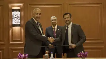 اتصالات من &e توقع مذكرة تفاهم لتحويل محطات المحمول للعمل بالطاقة الجديدة