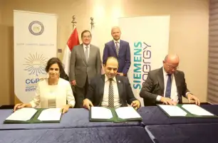 الملا يشهد التوقيع مع سيمنس للاستثمار في العنصر البشري في مجالات إزالة الكربون