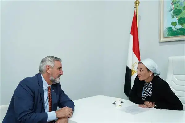 وزيرة البيئة تجتمع مع حاكم ولاية إنديانا الامريكية لبحث سبل التعاون المشترك