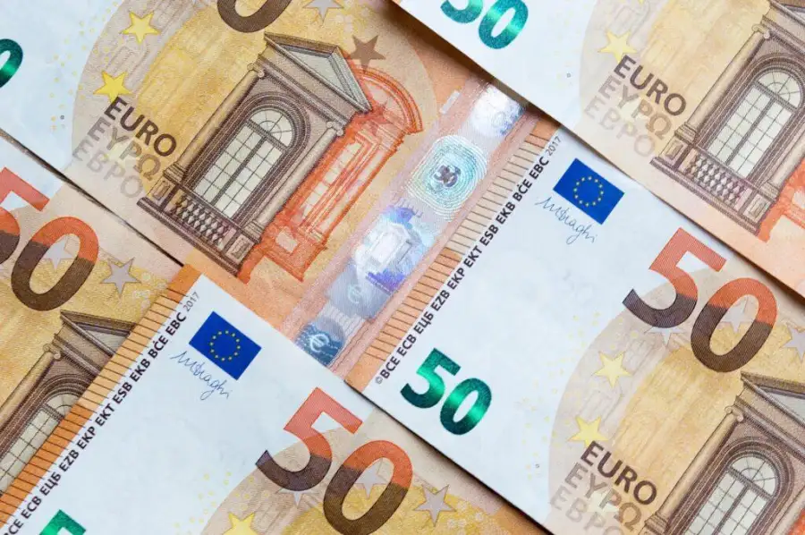 سعر اليورو اليوم مقابل الجنيه في بداية تعاملات الأحد البنكية