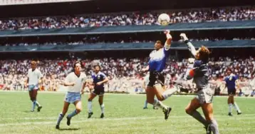 بيع كرة هدف مارادونا الشهير في إنجلترا بمونديال 1986