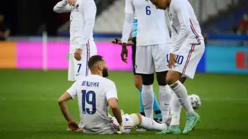 بنزيما يثير القلق بشأن إصابته قبل كأس العالم