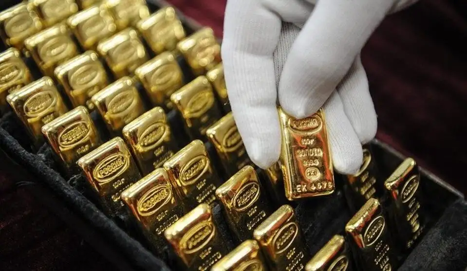 تراجع أسعار الذهب في مستهل تعاملات الأسبوع
