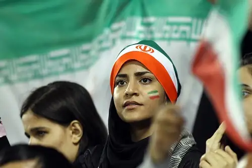 جماهير إيران تواصل صخبها أثناء عزف النشيد