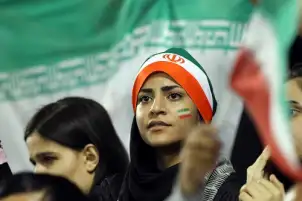 جماهير إيران تواصل صخبها أثناء عزف النشيد