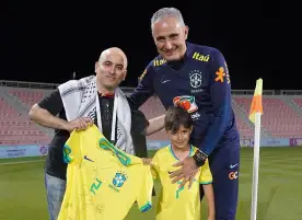 مدرب البرازيل "يرد الجميل" لمشجع فلسطيني