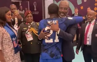 بالصور.. عناق حار بين جورج ويا ونجله بعد تأهل أمريكا في مونديال قطر