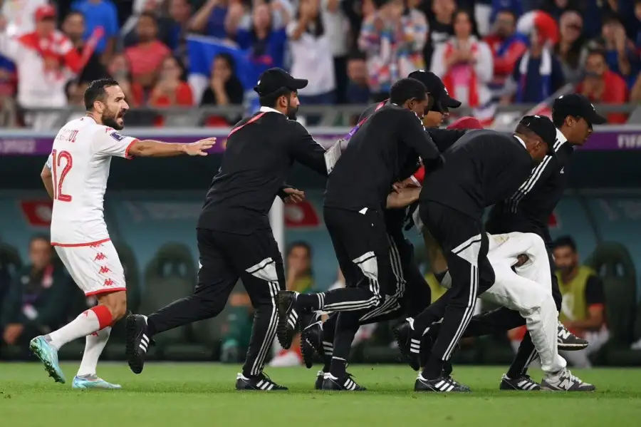 معلول يطالب الأمن التعامل برفق مع المشجع المصري اللي اقتحم الملعب