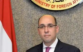 سفير مصر في أوتاوا يناقش مع وزير النقل الكندي العلاقات الثنائية المتطورة