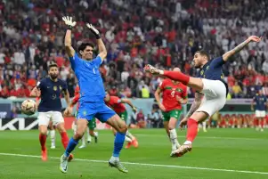 فرنسا تتقدم بهدف نظيف على المغرب في الشوط الأول