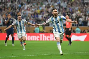 كأس العالم.. لاعبو الأرجنتين يرقصون الديوك على نغمات التانجو بالشوط الأول