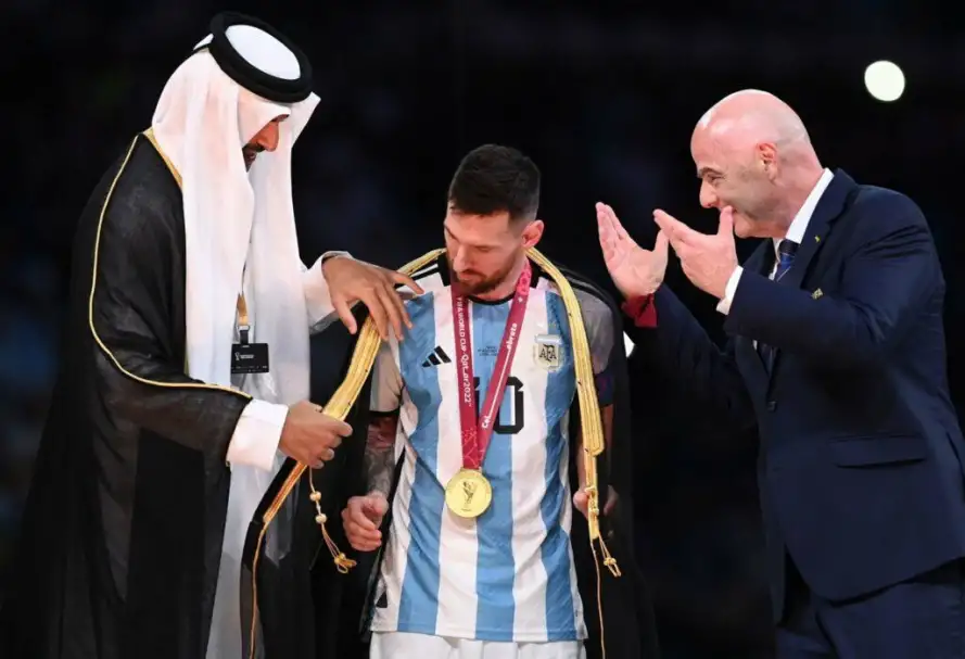 تعرف على سعر "البشت العربي" الذي ارتداه ميسي أثناء التتويج بالمونديال