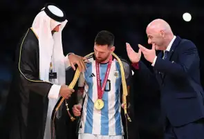 تعرف على سعر "البشت العربي" الذي ارتداه ميسي أثناء التتويج بالمونديال